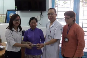 Bạn đọc hỗ trợ hơn 50 triệu cho bé bị tháo khớp tay