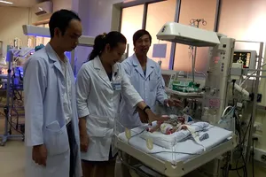 Ca mổ tim kỳ diệu cho em bé chỉ nặng 900 g