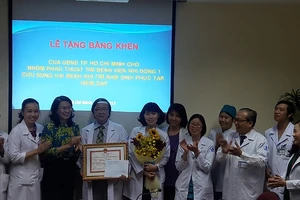 UBND TP thưởng nóng 2 êkíp bác sĩ mổ tim phức tạp