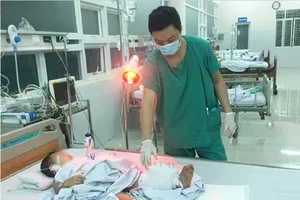 Bé 32 tháng tuổi bị tàu lửa cán đứt chân đã tử vong