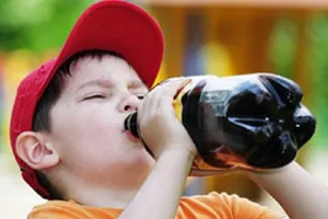 Không phải cứ trời nóng cho trẻ uống nhiều nước là đúng