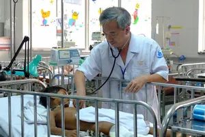 Bé 6 tuổi té gãy xương đùi dẫn đến suy thận