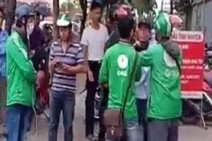 Tài xế Grab gọi người tới trả thù xe ôm giành khách 