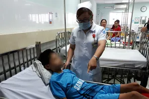 Cho tim ngừng đập để lấy cây kim trong tim bé trai