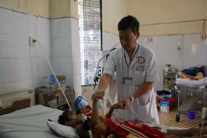  Bé gái 13 tuổi trượt chân ngã chấn thương vùng kín