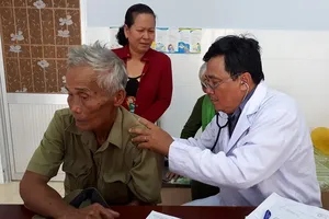 Bác sĩ thành phố về U Minh thăm bệnh cho bà con