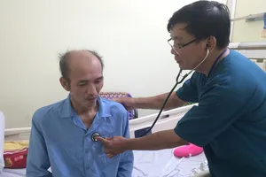 Bệnh nhân Hàn Quốc xin về, BS Việt quyết giữ lại