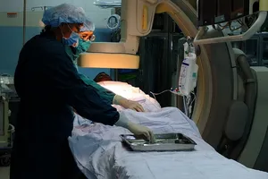 Va chạm với xe tải, suýt mất chân do tắc động mạch