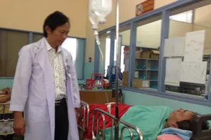 Dùng cây dù làm gậy, cụ ông bị cán dù đâm thủng bụng