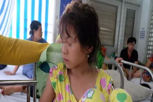 Bé gái 10 tuổi thất thần sau tai nạn mất 3 người thân