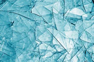 Ngã vào cửa kính, bé 11 tuổi phải khâu mặt gần 5m chỉ 