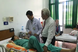 Bé 15 tuổi mắc bệnh lạ, tay chân dài như nhện