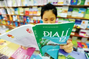 Bộ GD-ĐT nói về “lệnh cấm” dạy ngoài sách giáo khoa