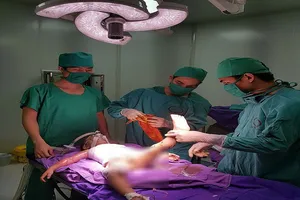 Bé 2 tuổi bị bỏng nước sôi tróc da toàn thân