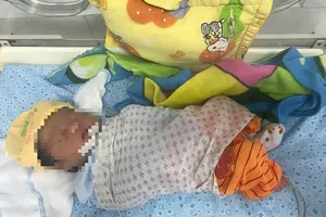 Bỏ rơi con gái chỉ sau 10 giờ sinh 