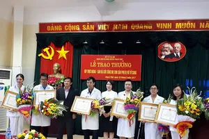 Bộ Y tế trao bằng khen cho êkíp cứu 2 mẹ con nguy kịch