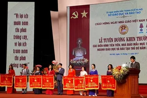  Ông Nguyễn Đức Chung tuyên dương nhà giáo điển hình HN