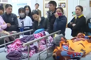 Sập lan can trường tiểu học, 16 trẻ nhập viện