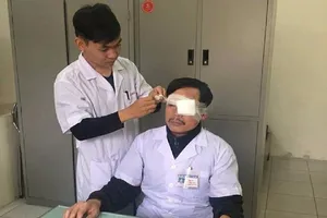 Bị đánh vỡ kính, gãy mũi, BS vẫn tiếp tục cứu người