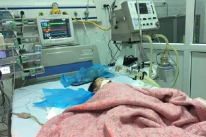 Bé 8 tháng tuổi nguy kịch nghi do tiêm nhầm thuốc