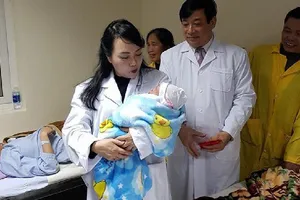 Bộ trưởng Bộ Y tế thăm người bệnh đón giao thừa tại BV