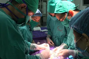 Phẫu thuật 'trả lại' tinh hoàn cho bé trai 2 tuổi