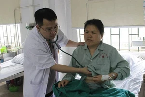 Một người Trung Quốc lên cơn nhồi máu được BS Việt cứu sống