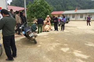 Giáo viên lùi ô tô trong sân trường, 1 học sinh tử vong