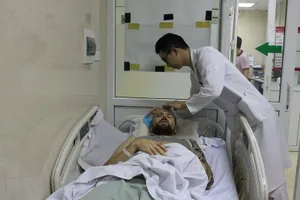 GV nước ngoài nhập viện với nhiều vết bầm, hôn mê ở lề đường