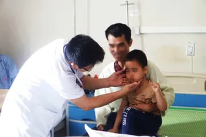 Sau trận ho, sốt, bé 5 tuổi mọc lông đầy người