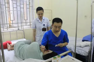 Bị cắn đứt tai khi đang nhậu với bạn