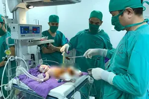 Cấp cứu trả tạng thoát vị rốn vào ổ bụng cho bé mới sinh