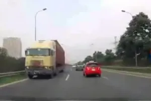 Kinh hãi: Xe container chạy ngược chiều trên đại lộ Thăng Long