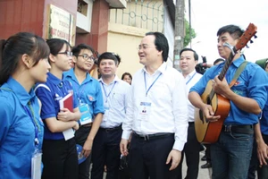 Bộ trưởng Phùng Xuân Nhạ động viên thí sinh trước giờ thi