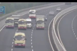 3 xe khách dàn hàng ngang trên cao tốc