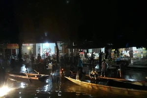 Mưa khủng khiếp, dân bơi thuyền ra quốc lộ