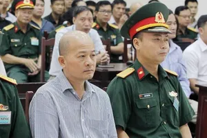 Út “trọc” nói lời sau cùng, thuộc cấp gục khóc tại tòa