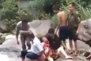 Đi chụp ảnh, 2 phụ nữ trượt chân xuống suối chết thảm