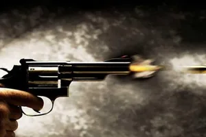 2 nhóm côn đồ nổ súng, thanh niên đi ngang qua tử vong