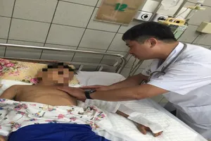 Cha mẹ đắp lá, đậu lào chữa rắn cắn khiến con nguy kịch