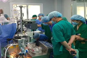 Mở lồng ngực, cho tim phổi nhân tạo thở thay để cứu người