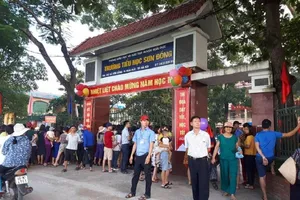 'Những người tố trường lạm thu không có hộ khẩu ở xã Sơn Đồng'