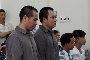 Vụ lùi xe trên cao tốc 4 người chết: Vợ bị cáo nộp 2000 chữ ký