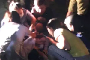 Cô gái nghi bị người yêu cũ tấn công bằng dao giữa đường