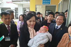 Bộ trưởng Y tế thị sát tiêm vaccine ComBE FIVE tại trạm y tế