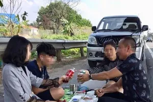 Sẽ xử phạt vụ gia đình dừng xe trên cao tốc để mở tiệc