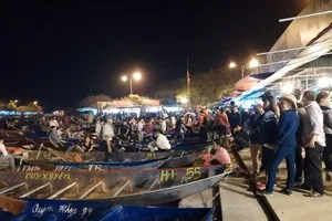 Cả nhà dắt nhau đi dâng lễ chùa Hương từ nửa đêm