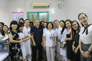 HLV Park Hang Seo bị 'bao vây' khi đi khám sức khỏe