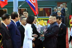 Điều đặc biệt về cô gái tặng hoa cho Chủ tịch Kim Jong-un