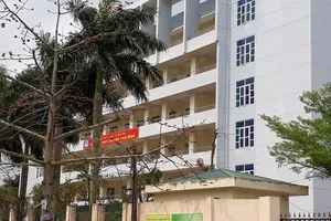 Thầy giáo bị tố nhắn tin 'gạ tình' nữ sinh lớp 10